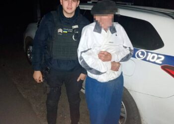 Хвилинка добра: у Нікополі поліцейські допомогли повернути додому 88-річного дідуся із розладами пам’яті
