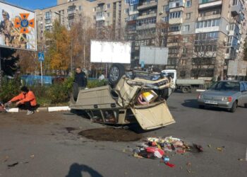 У Нікополі автівка перекинулася на дах: постраждала жінка