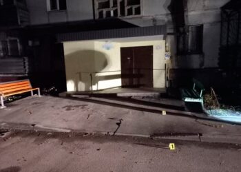 На вулиці Дніпра чоловік вдарив 22-річного хлопця ножем та втік