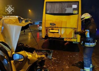 ДТП на Кротова у Дніпрі: постраждали пасажирка автівки та дитина з маршрутки