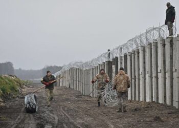 Рів, насип та залізобетонний паркан: Україна будує стіну на кордоні з Білоруссю (ФОТО)