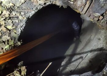 У Дніпрі надзвичайники врятували пенсіонерку, яка впала у каналізаційний колодязь
