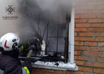 На Дніпропетровщині вогонь забрав життя двох дорослих і дитини, ще троє людей постраждали