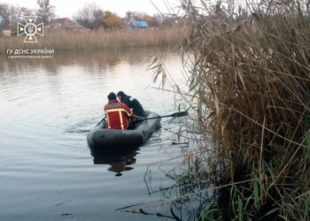 На Дніпропетровщині рятувальники дістали зі ставка тіло чоловіка