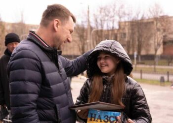 П’ятикласниця з Покрова своїм співом зібрала кошти на прилад нічного бачення для ЗСУ