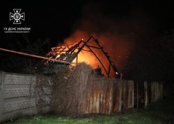 На пожежі у Дніпрі надзвичайники врятували чоловіка: постраждалий у лікарні