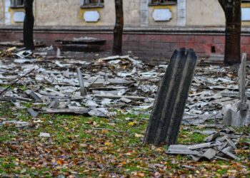 З’явилися нові вражаючі фото наслідків ракетного обстрілу Дніпра