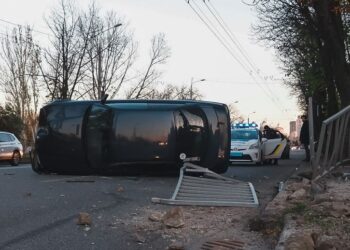 У Дніпрі на Січеславській Набережній BMW зніс паркан і перекинувся