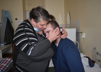 У лікарні Дніпра провели багатогодинну операцію, аби врятувати 28-річного бійця