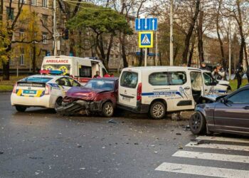 Потрійна ДТП у Дніпрі: постраждали дві дитини