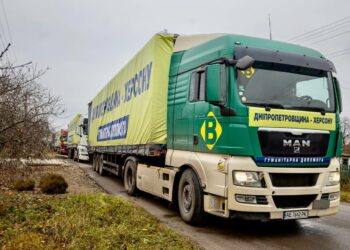 З Дніпропетровщини до Херсона доправили чотири  вантажівки продуктів, прапори та техніку (ФОТО)
