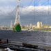 Попри війну: у Києві встановлюють першу новорічну ялинку (ФОТО)