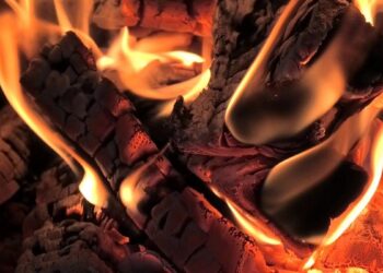 На Дніпропетровщині діти топили пічку та ледь не згоріли