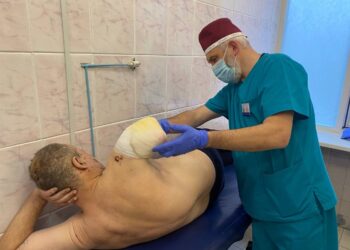 У лікарні Дніпра рятують чоловіка, якого покалічило уламком снаряду