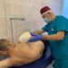 У лікарні Дніпра рятують чоловіка, якого покалічило уламком снаряду