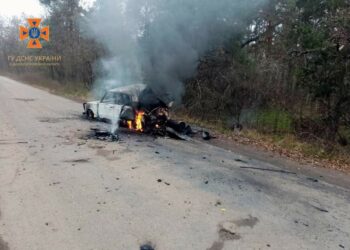 На Дніпропетровщині вогонь знищив автівку: спалахнув газовий балон