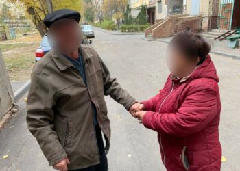 Хвилинка добра: патрульні повернули додому дідуся, який загубився у місті