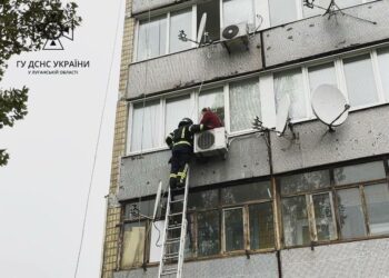 У Кам’янському надзвичайники зняли бабусю з кондиціонера