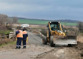 Криворізькі комунальники відновилий розбитий міст у сусідній Херсонщині
