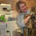 У Дніпрі переселенці з Донеччини  шиють одяг для ЗСУ
