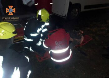 Сьогодні вранці у Кривому Розі врятували бабусю, яка впала в яму