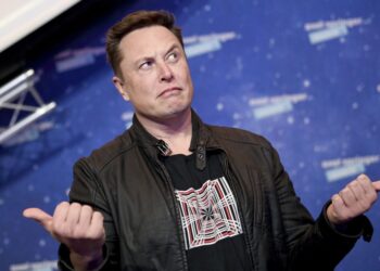 Ілон Маск за один день звільнив майже половину співробітників Twitter