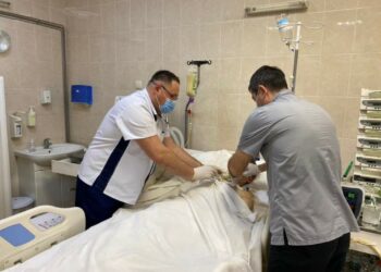 У лікарні Дніпра рятують двох братів, які отримали тяжкі поранення під час прильоту ракети на склад «Нової пошти»