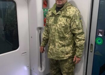 Скандал у поїзді: військового, який їхав з Дніпра, вигнали в тамбур через “поганий запах”