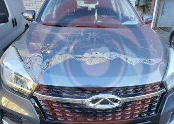 У Дніпрі невідомі облили кислотою 10 припаркованих автівок
