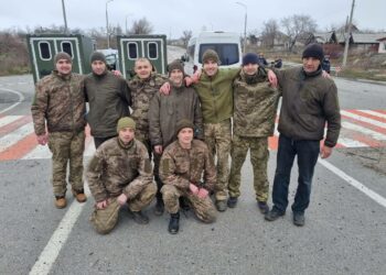 Відбувся черговий обмін полоненими: додому повернулися 12 українців 