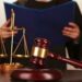 У Павлограді судили чоловіка, який кинув у свою дружину пляшкою соку