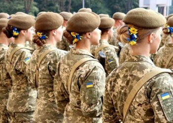 На війні  з рашистами  загинуло понад сто українських жінок-військовослужбовців, – Резніков 