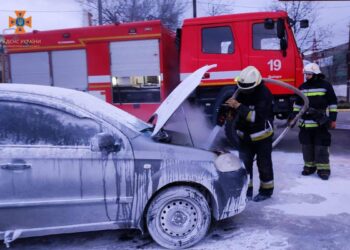 На проспекті Богдана Хмельницького загорівся легковик (ФОТО)