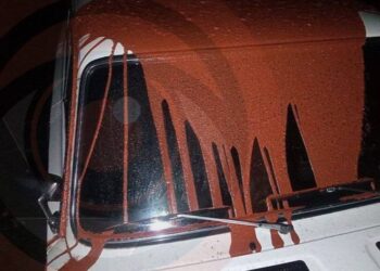 У Дніпрі облили червоною фарбою припарковану автівку