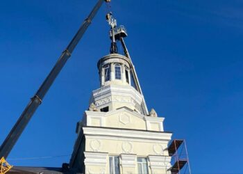 На відомому будинку у Дніпрі встановили тризуб замість радянської зірки (ФОТО.ВІДЕО)