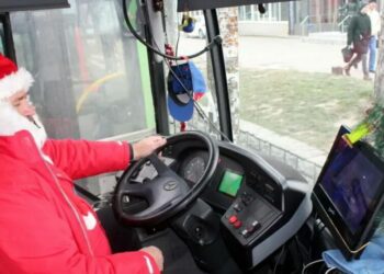 У Кам’янському курсує новорічний автобус (ВІДЕО)