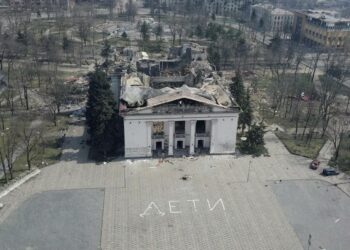 У Маріуполі окупанти зносять Драмтеатр (ВІДЕО)