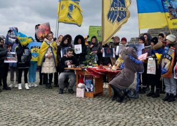 На набережній Дніпра провели мирну акцію родини бійців “Азовсталі”