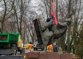 У Дніпрі демонтували пам’ятники Горькому та Чкалову