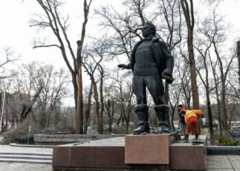 У Дніпрі розпочали демонтаж пам’ятника Чкалову (ФОТО)