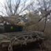 Два кацапські безпілотники застрягли у маскувальній сітці над українським танком