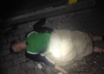 У Дніпрі на зупинці помер чоловік (ФОТО 18+)