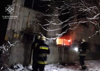 У Дніпрі горіла заброшка: на пожежі постраждав чоловік