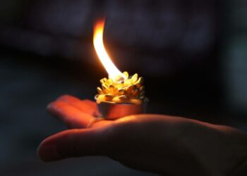 До залізничного вокзалу Дніпра прибув Віфлеємський вогонь миру (ФОТО)