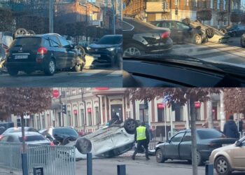 У Дніпрі на Старокозацькій зіштовхнулися три іномарки: одна з автівок перекинулась