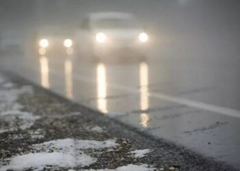 На дорогах Дніпра працює спецтехніка: водіїв просять якомога швидше залишити автошляхи