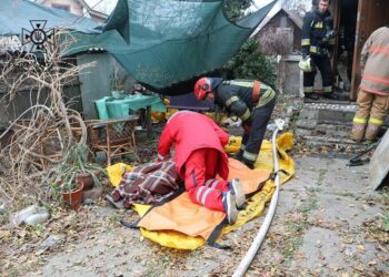 На пожежі у Дніпрі постраждала 72-річна господарка: жінка померла дорогою до лікарні