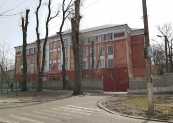 У Кам’янському директорка спецшколи не пустила в укриття підлітка під час ракетної атаки