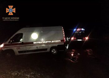 У Новомосковську рятувальники витягли карету “швидкої” з багнюки