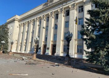 Сьогодні окупанти обстріляли будівлю Херсонської ОВА